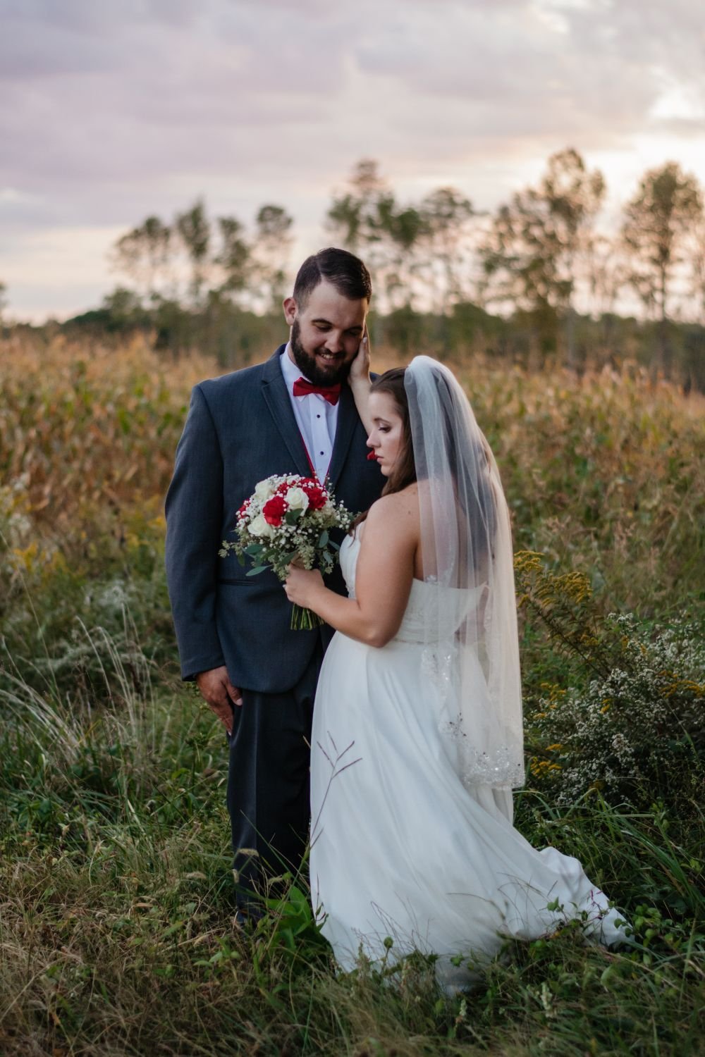 Pengantin berpose di ladang