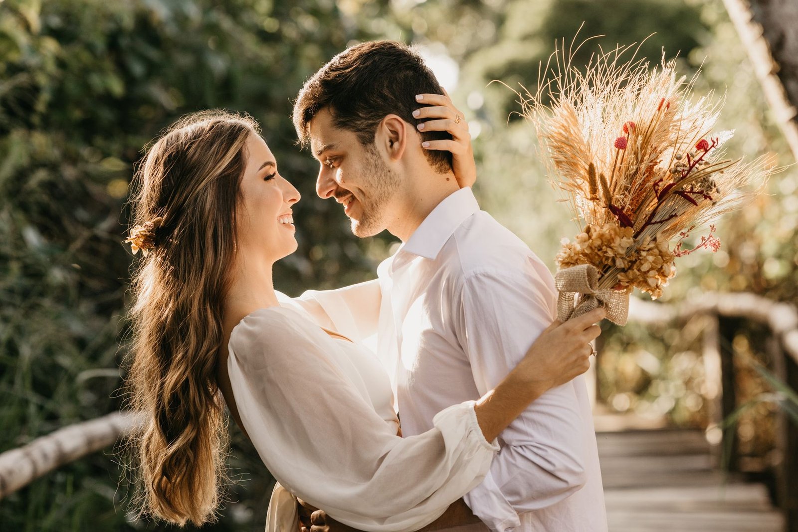 Pasangan pengantin berpelukan